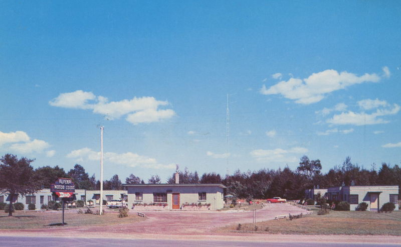 Alpena Motel (Alpena Motor Court) - Old Postcard